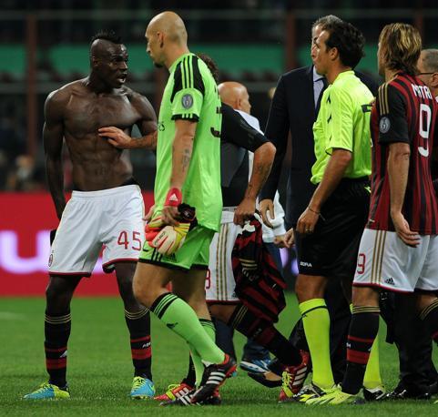 Alla fine di Milan- Napoli Mario Balotelli   una furia: proteste e cartellino rosso.  Per lui una squalifica di  tre giornate. 